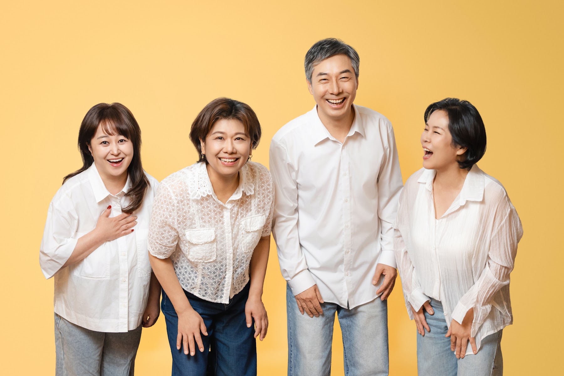 출연 배우와 연출진 단체 사진